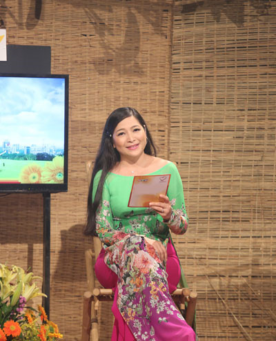 quỳnh hương ăn xôi chè đầy tháng